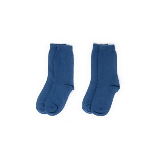 Par de calcetines azules para niños en fondo blanco.