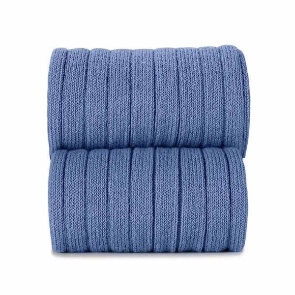Dos rollos de cinta adhesiva azul en un fondo blanco.