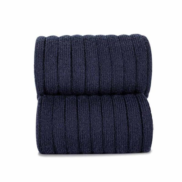 Bufanda de lana azul oscuro en estilo trenzado para invierno.