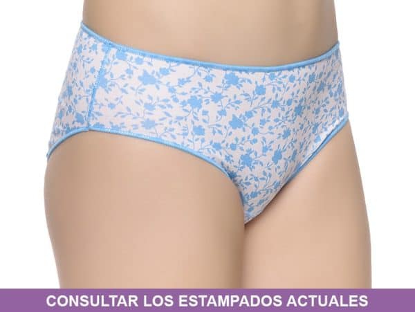Braga de encaje azul y blanco de Ropa La Giralda en exhibición.