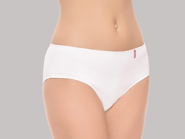 Pantalones cortos blancos para mujer en estilo cómodo y casual.