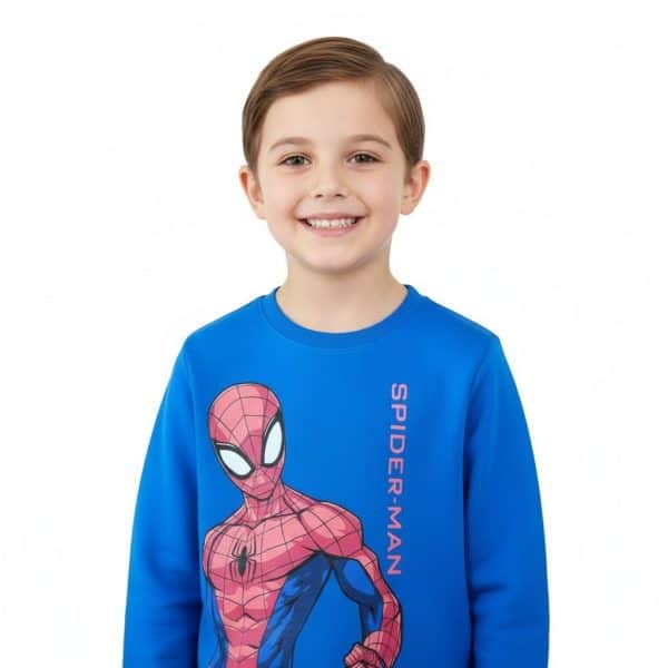 Niño con sudadera azul de Spider-Man en fondo blanco.