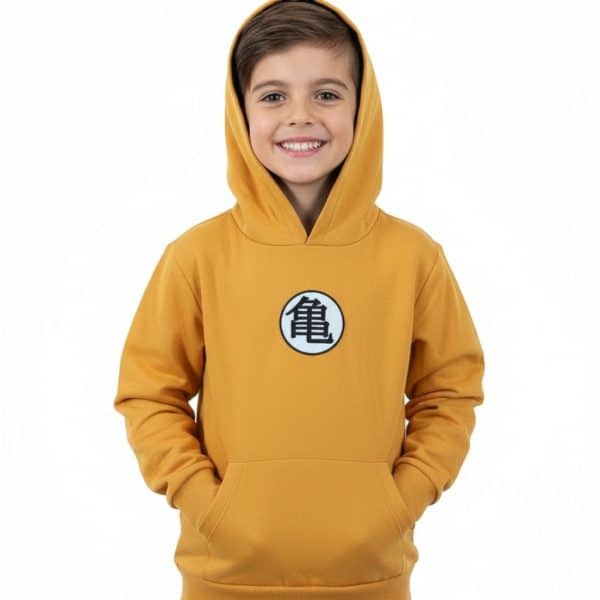 Niño con sudadera amarilla con símbolo de la Tortuga de Dragon Ball Z.