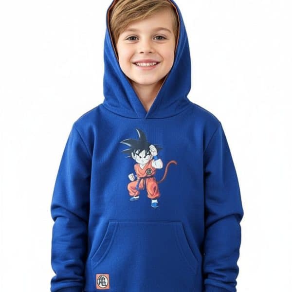 Niño con sudadera azul con dibujo de Goku de Dragon Ball.