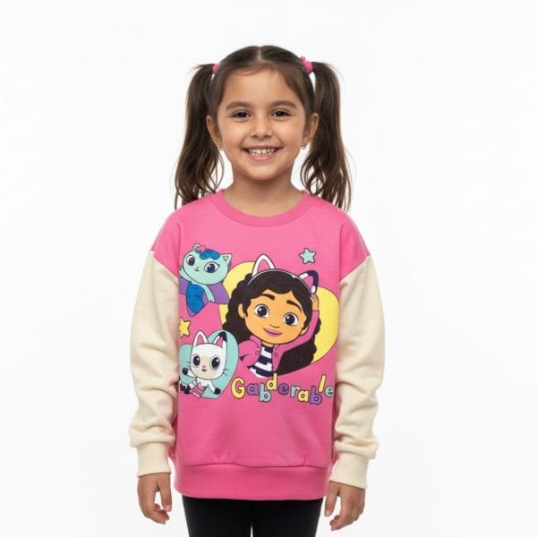 Niña sonriendo con sudadera rosa de personajes de dibujos animados.