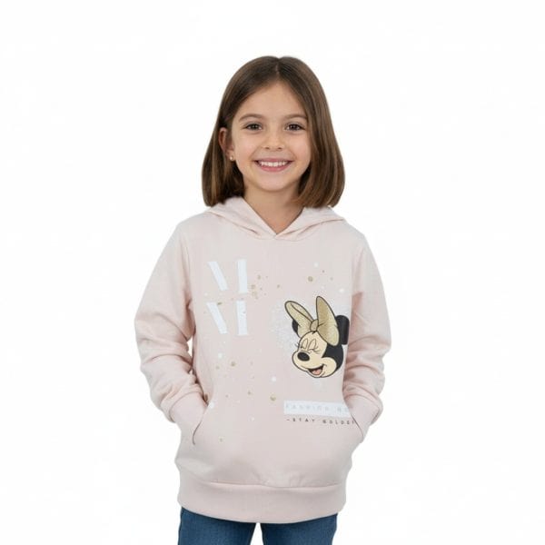 Niña con sudadera rosa con diseño de Minnie Mouse y mensaje motivador.