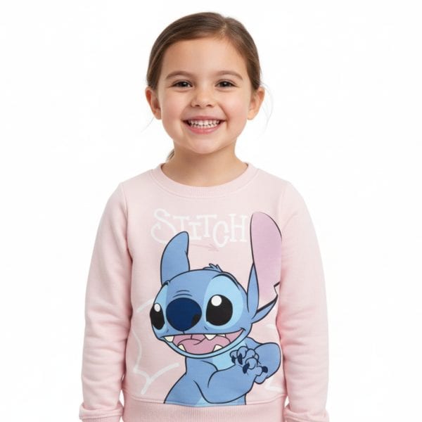 Niña sonriendo con sudadera de Stitch de Disney en fondo blanco.