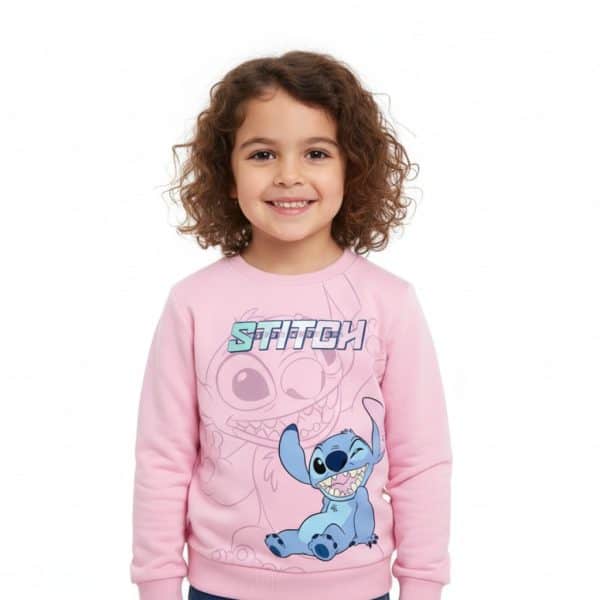 Niña con suéter rosa de Stitch de Lilo y Stitch, sonrisa feliz, fondo blanco.