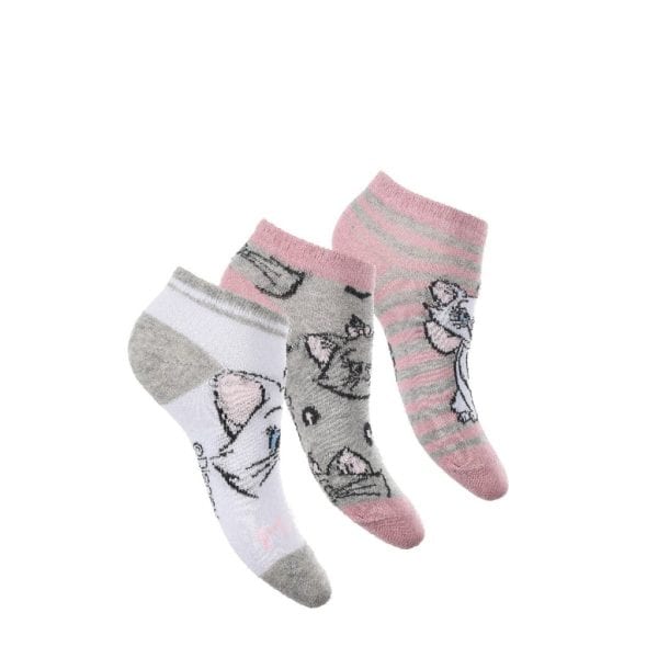 Tres pares de calcetines infantiles con gatos en colores rosa, gris y blanco.