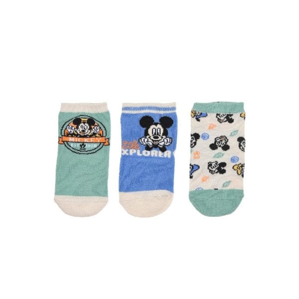 Tres calcetines infantiles con personajes de Disney y estampados divertidos.