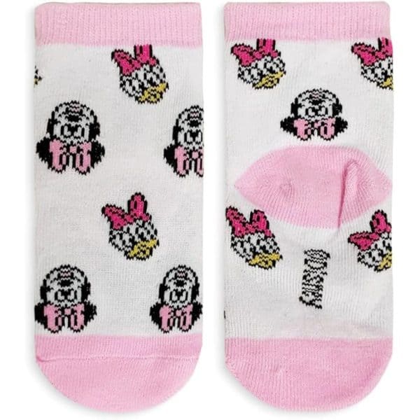 Calcetines infantiles con diseño de personajes en colores rosa, blanco y negro.