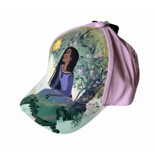 Gorra infantil con ilustración de una niña y naturaleza en tonos verdes y lilas.