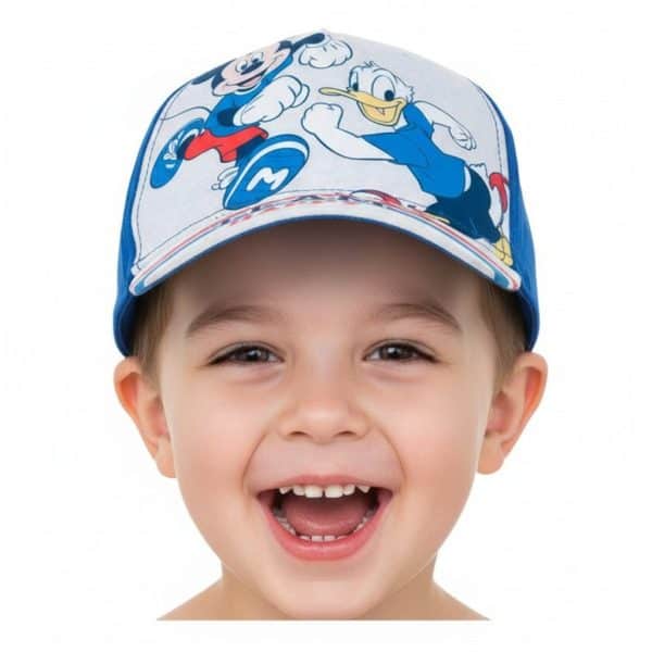 Niño con gorra de Mickey Mouse y Donald Duck sonriendo alegremente.