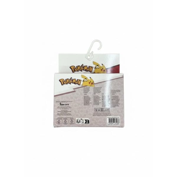 Camiseta Pokémon Pikachu de Sun City en paquete con gancho para exhibición.