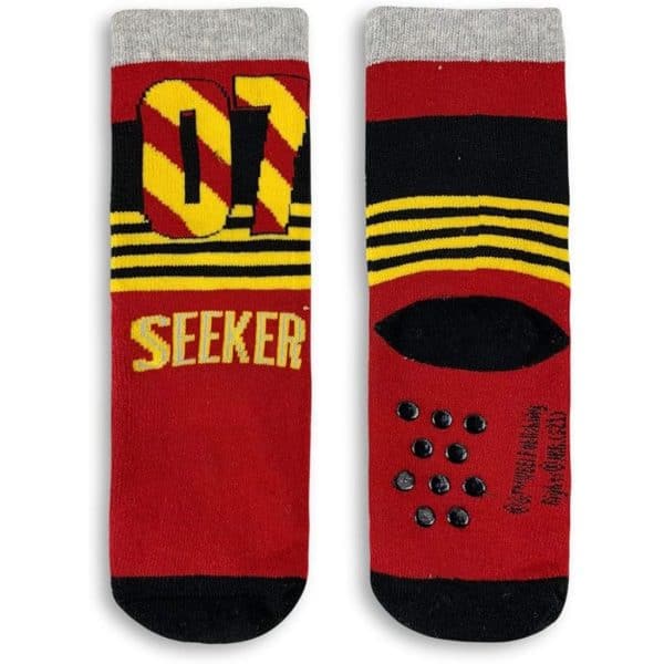 Medias deportivas rojas, negras y amarillas con diseño de teléfono y texto 'SEEKER'.