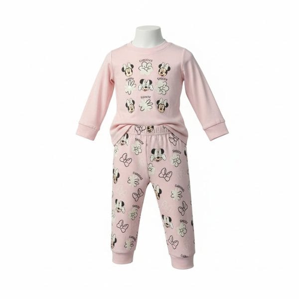Conjunto de ropa infantil rosa con estampados de Minnie Mouse y mariposas.