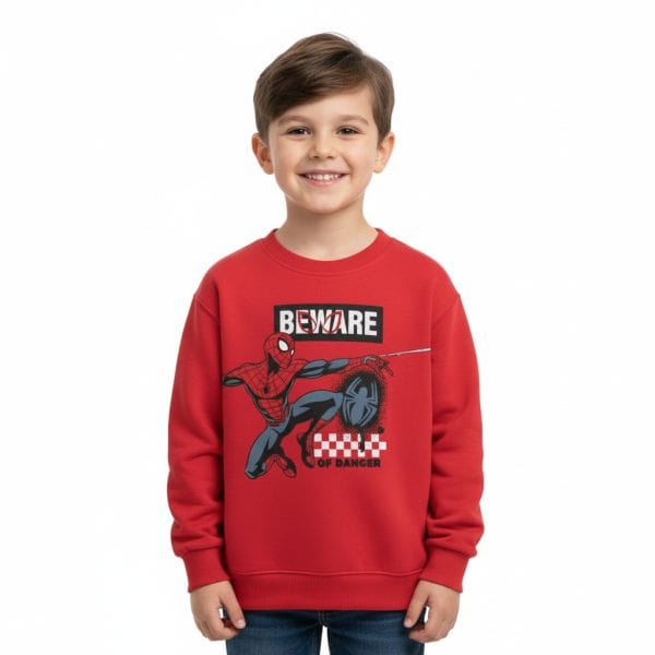 Niño con sudadera roja de Spider-Man en tienda Ropa La Giralda en Sevilla.