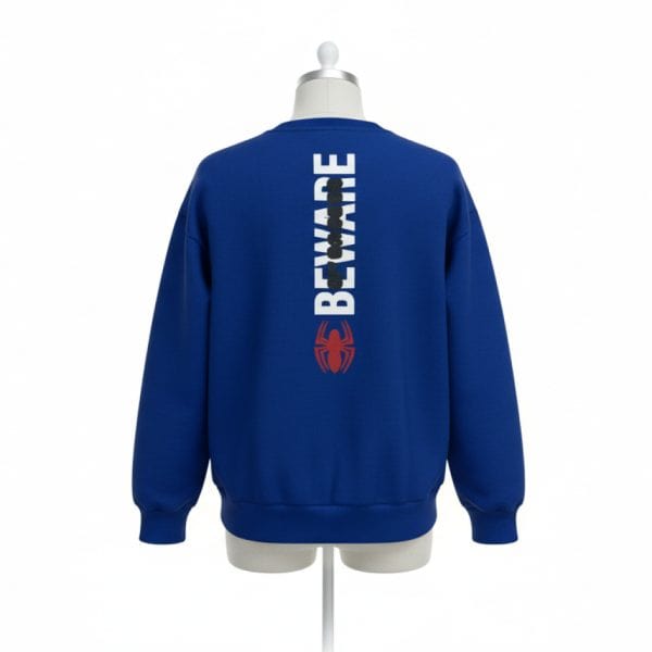 Sudadera azul con logo de Spider-Man y la palabra 'BEWARE' en la espalda.