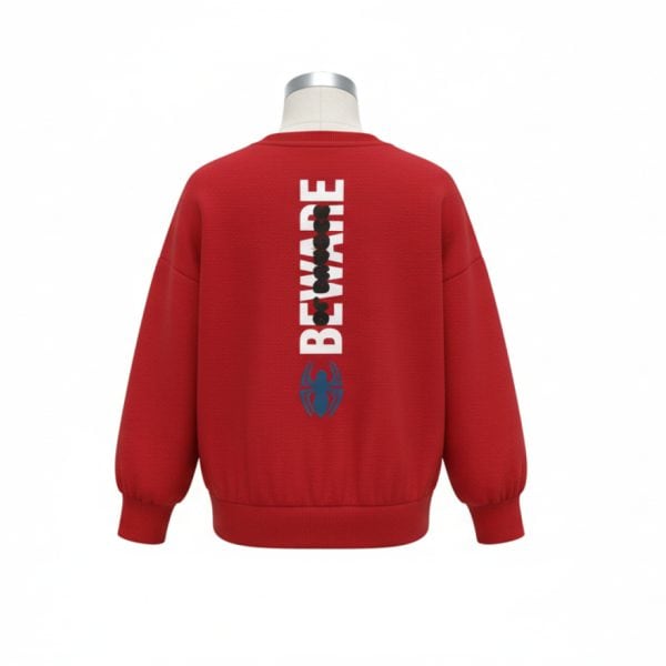 Sudadera roja con diseño de la marca Belafonte en la espalda.