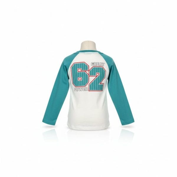 Camiseta de manga larga con diseño deportivo y número 62 en la espalda.