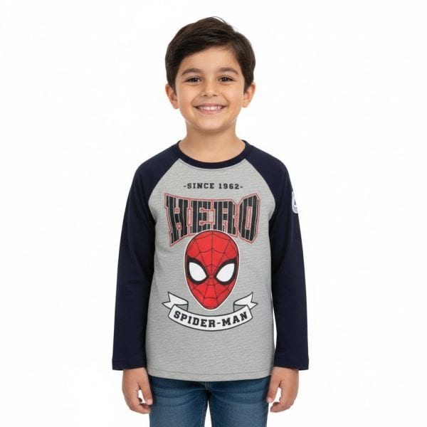Niño con camiseta de Spider-Man en fondo blanco, ropa infantil de calidad.