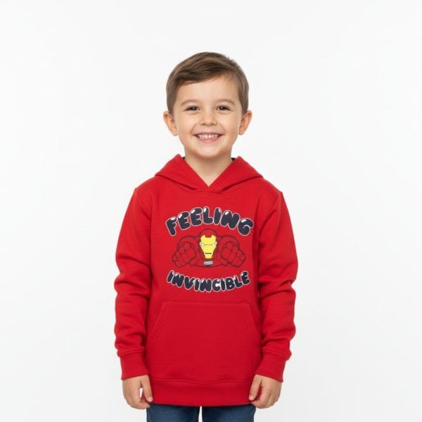 Niño con sudadera roja que dice 'Feeling Invincible' sonriendo.