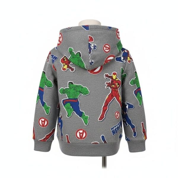 Sudadera infantil con personajes de superhéroes en colores vivos sobre fondo gris.