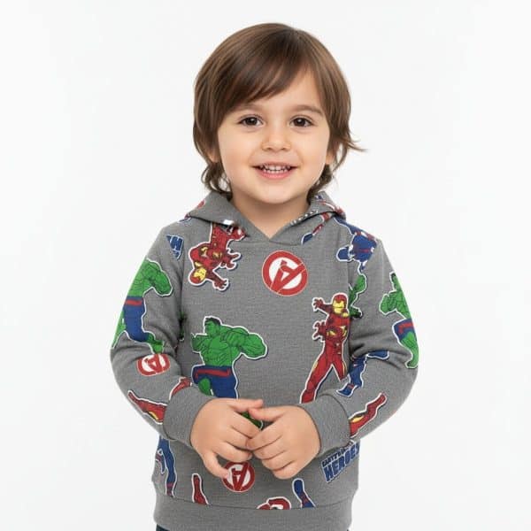 Niño con sudadera de superhéroes en fondo blanco.