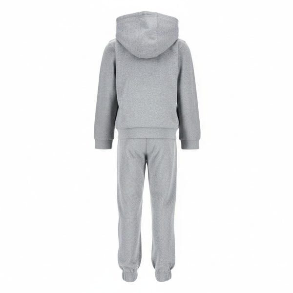 Conjunto de ropa deportiva gris con sudadera con capucha y pantalones jogger.