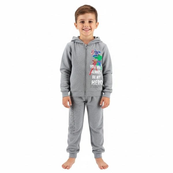 Niño con chándal gris y diseño de dinosaurio en la sudadera.