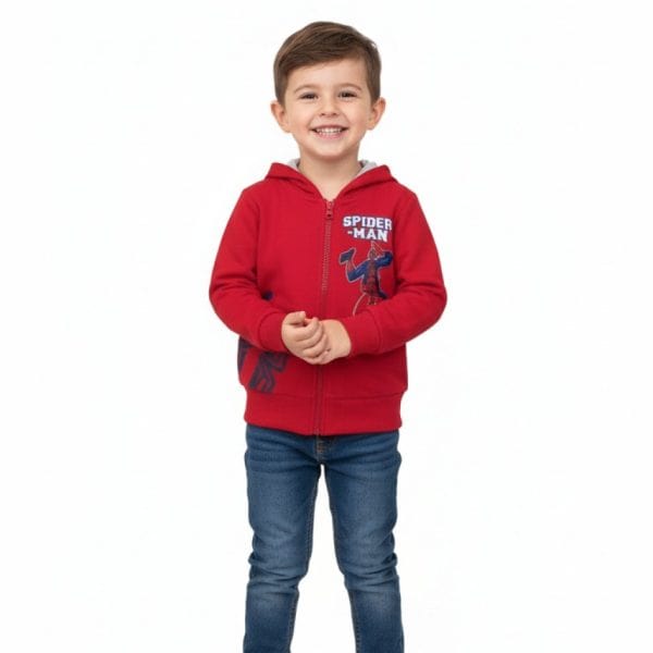 Niño con sudadera roja y pantalones vaqueros sonriendo.