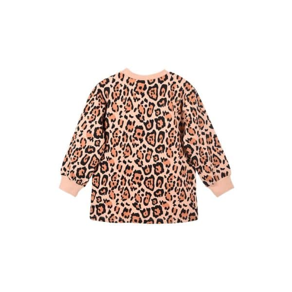 Vestido de niña con estampado de leopardo en tonos beige y negro.