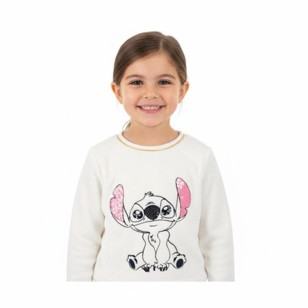Niña con suéter de Ropa La Giralda con diseño de un personaje de dibujos animados.