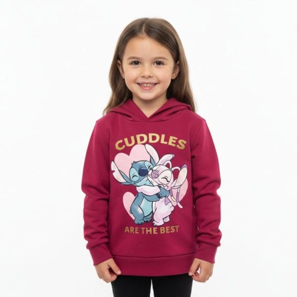 Niña con sudadera rosa con dibujos de conejitos y texto CUDDLES ARE THE BEST.