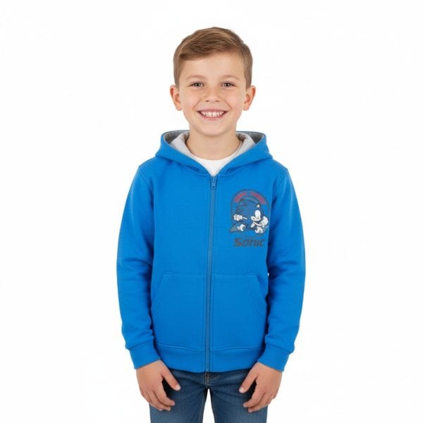 Niño con sudadera azul con logo de Sonic en fondo blanco.