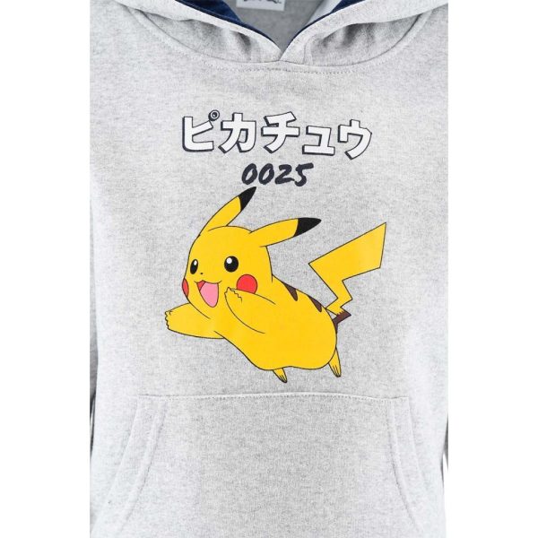 Sudadera gris con Pikachu y texto en japonés y números.