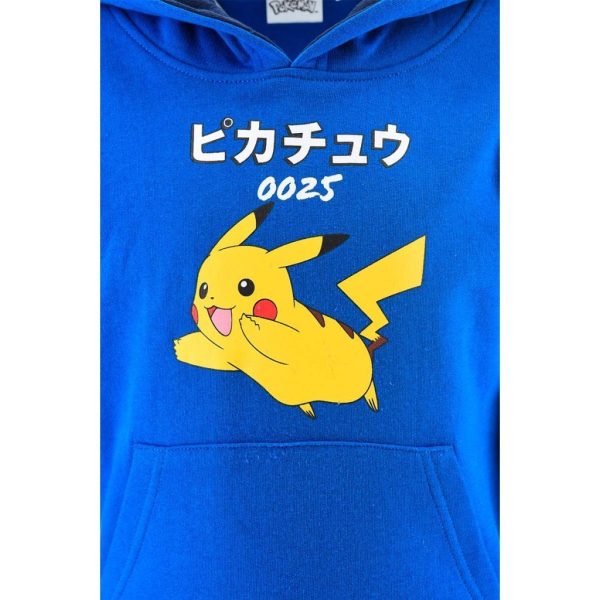 Sudadera azul con Pikachu y texto en japonés y números.