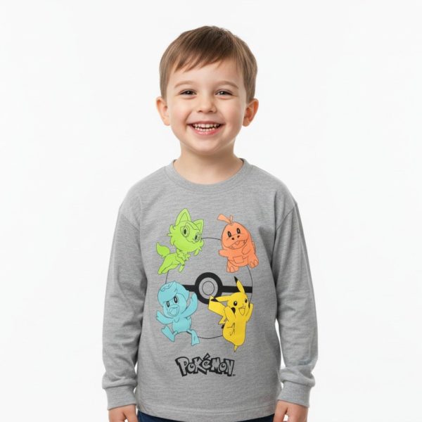 Niño con sudadera de Pokémon en fondo blanco.