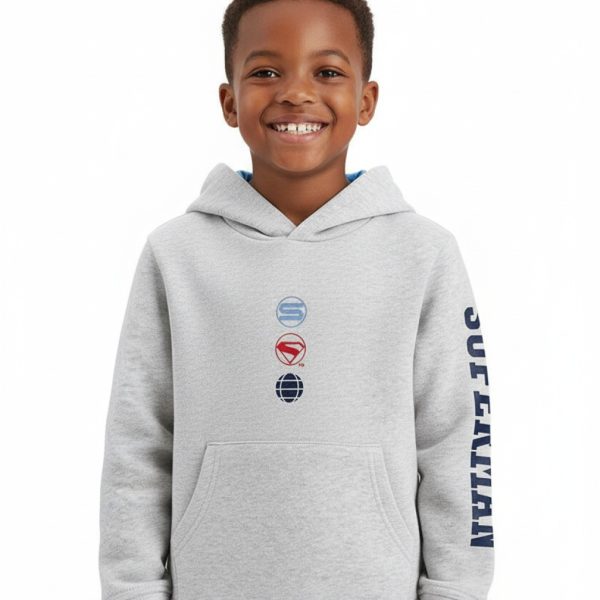 Niño sonriendo con sudadera gris de Ropa La Giralda, moda infantil en Sevilla.