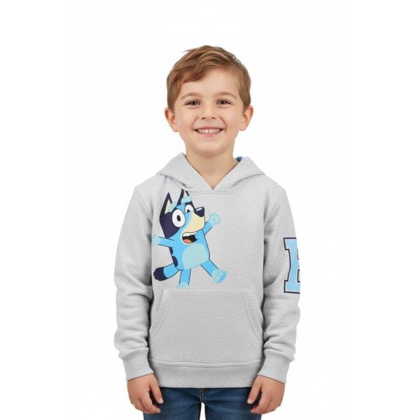 Niño sonriendo con sudadera gris con personaje de dibujos animados de Gato en la calle.