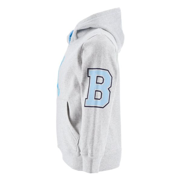 Sudadera gris con letra B azul en la manga izquierda.