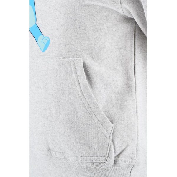 Bolsillo de sudadera gris con costuras visibles y textura suave.