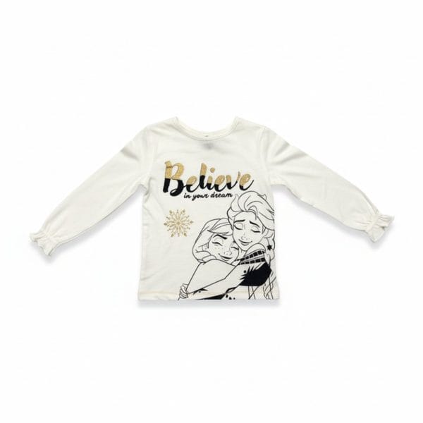 Camiseta blanca con dibujo de dos niñas abrazadas y texto 'Believe in your dream'.