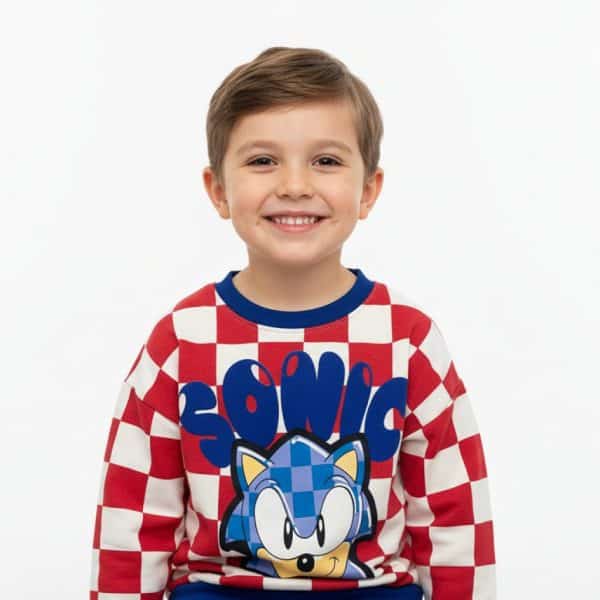 Niño con camiseta de Sonic the Hedgehog en fondo blanco.
