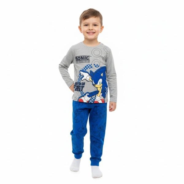 Niño con pijama de Sonic en ropa La Giralda, ropa infantil cómoda y moderna.