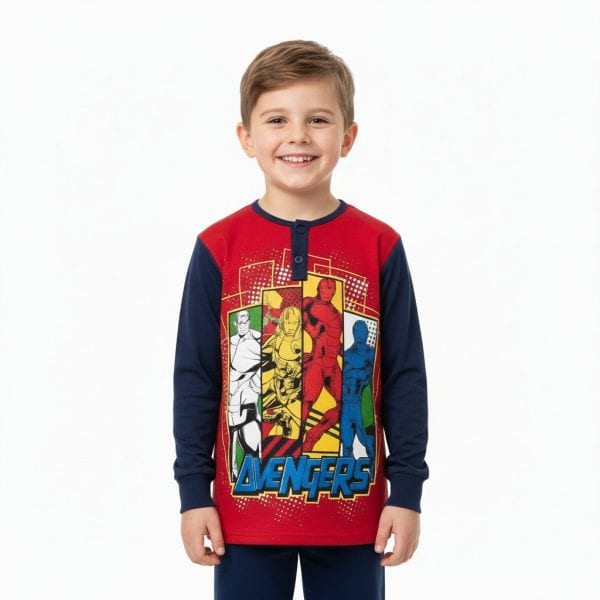 Niño con sudadera de los Vengadores en fondo blanco.