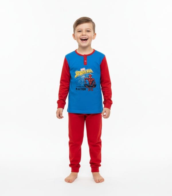 Niño con pijama de Spiderman de Ropa La Giralda, ropa infantil cómoda y divertida.