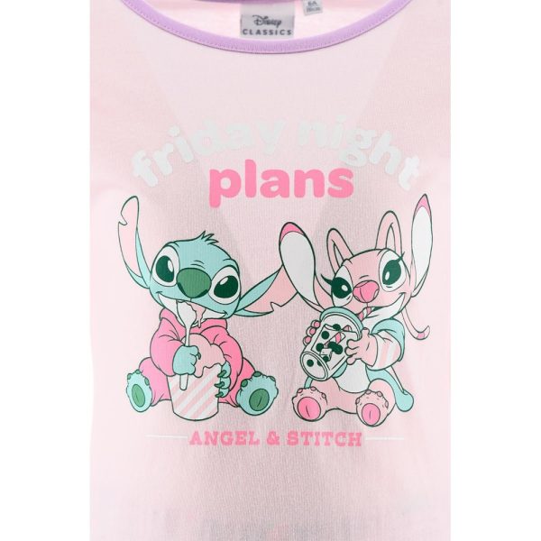 Camiseta rosa con personajes de Disney Lilo y Stitch y texto "Friday Night Plans".
