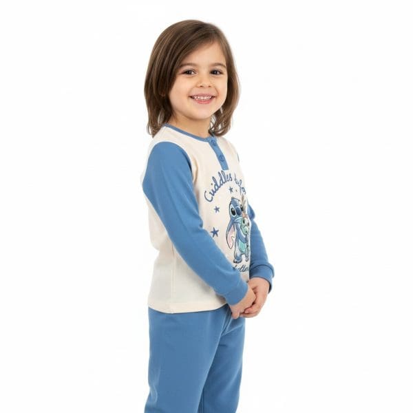 Niña sonriendo con ropa de la colección de Ropa La Giralda.