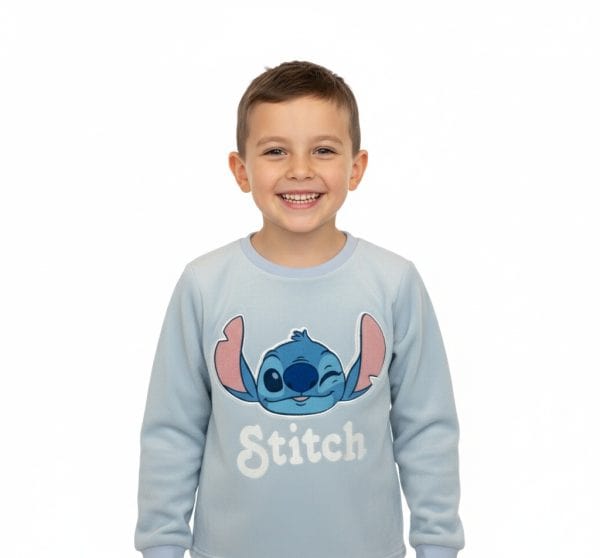 Niño sonriendo con sudadera de Stitch de Disney.